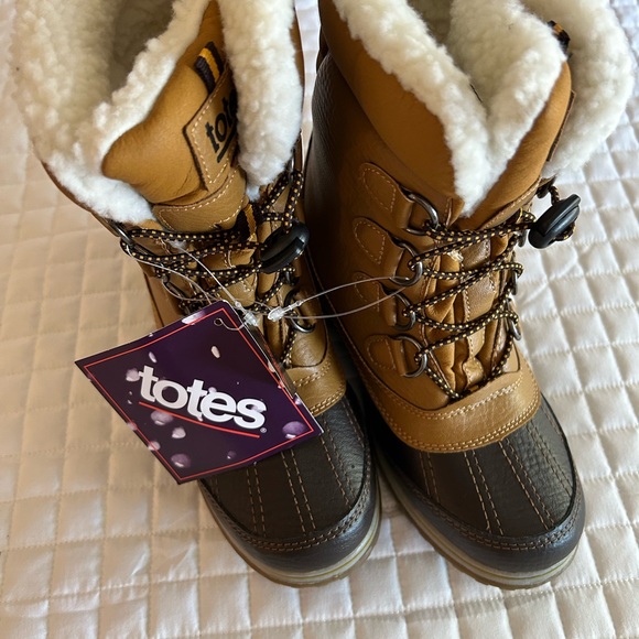 New boots size 4 fur lined.  ST2 - Picture 2 of 6